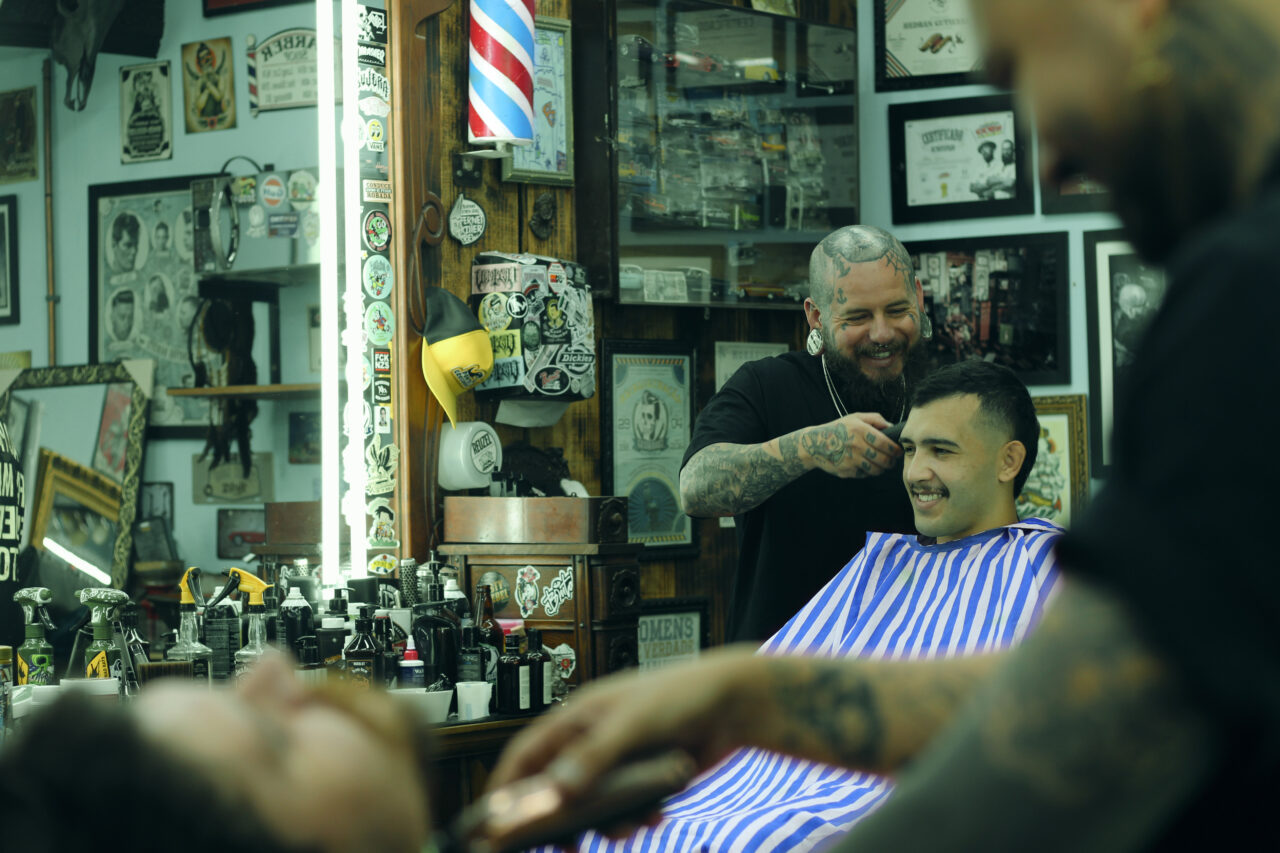 A pior barbearia da cidade não quebrou: completou 10 anos e tá mais viva do que nunca