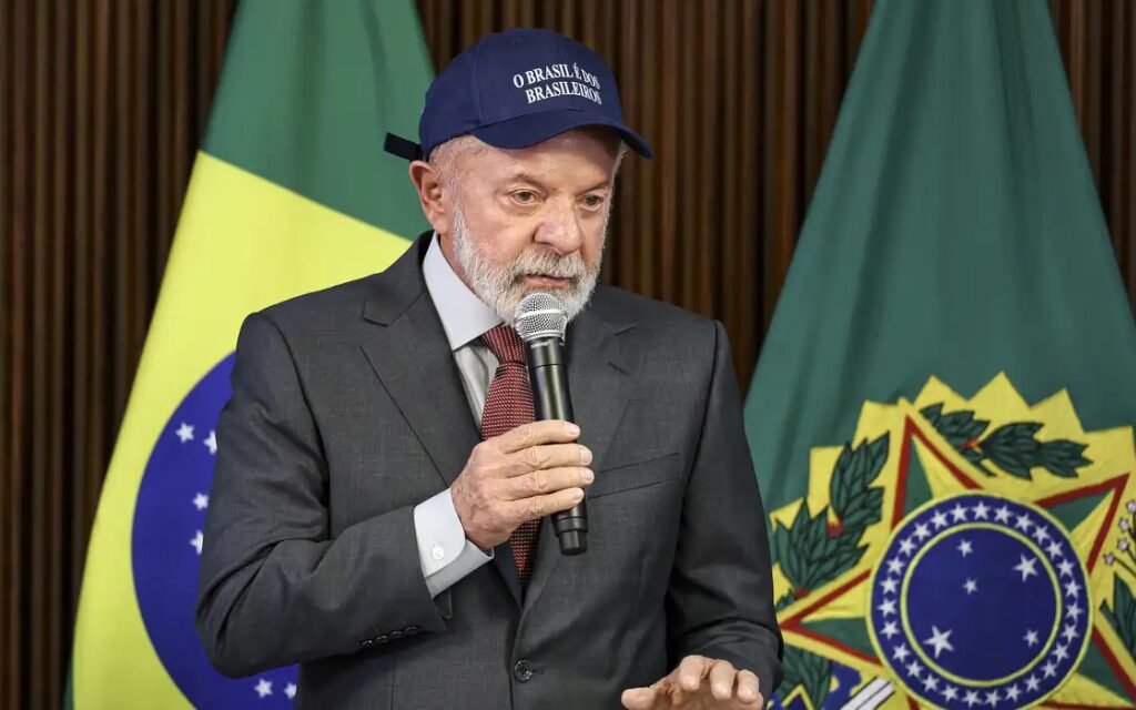 Lula confirma candidatura à presidência em 2026