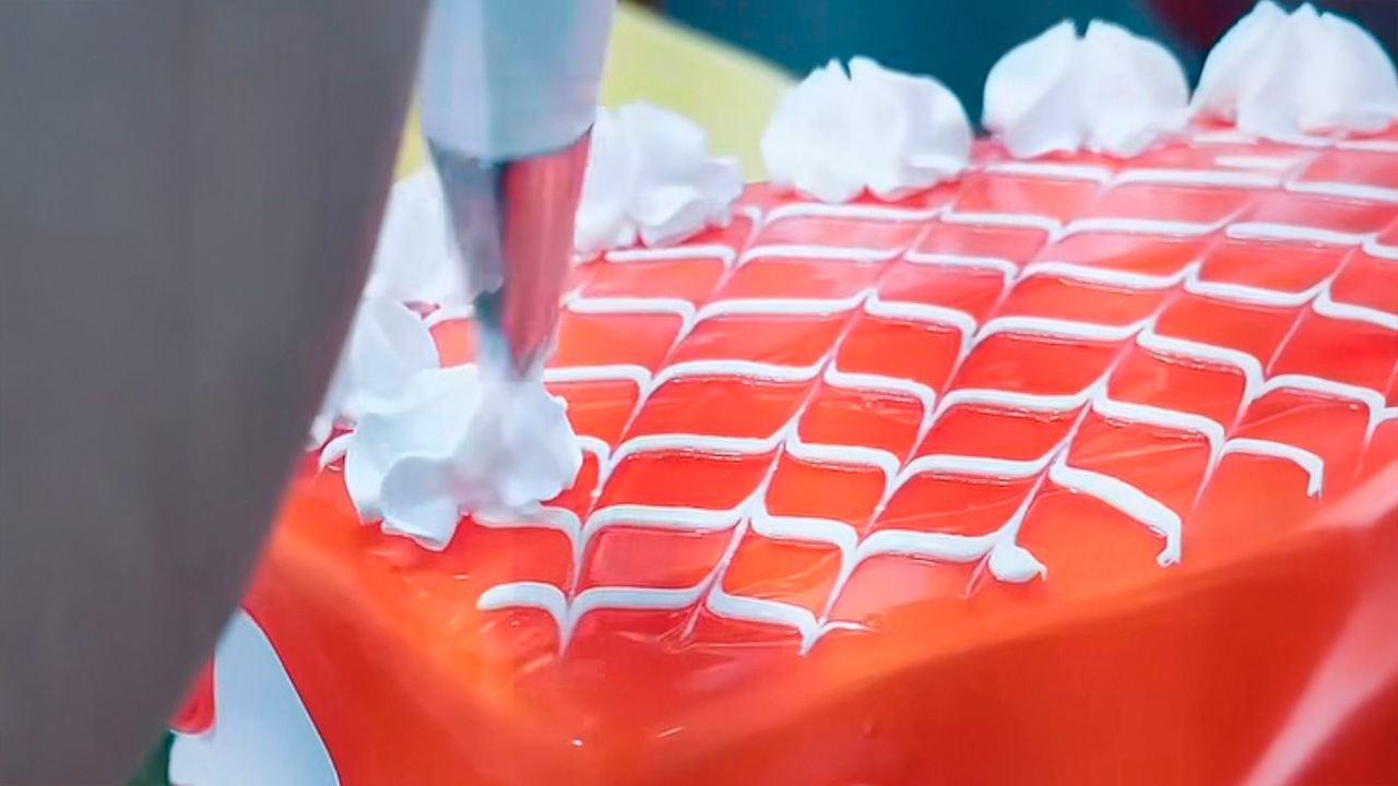 Aniversariante inova e coloca R$20 mil reais em prêmios dentro de bolo